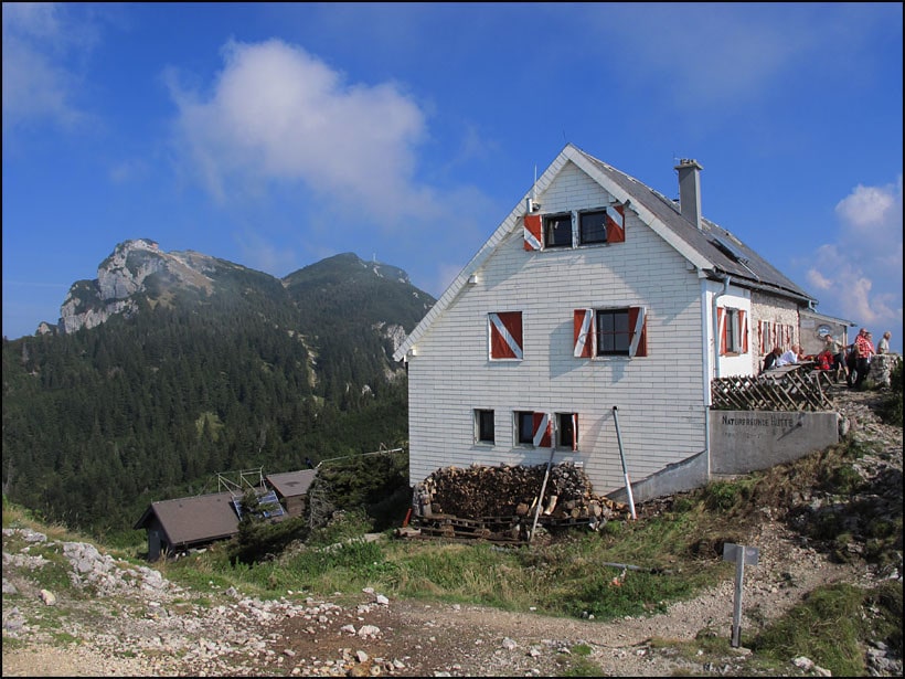 Wandern in den Voralpen: Bergwanderung bis Ende Oktober zum Traunsteinhaus überhalb des Traunsees
