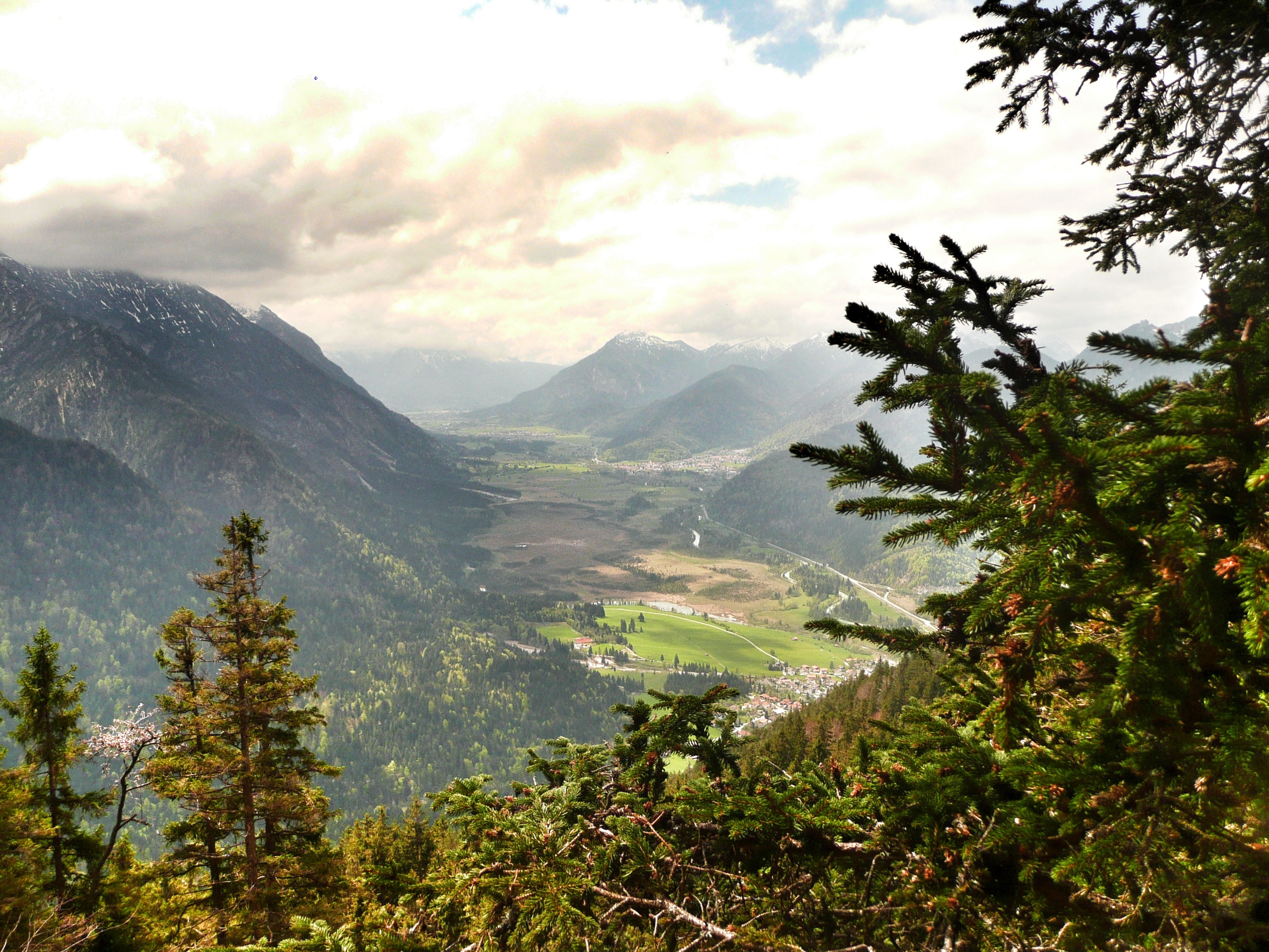 Blick Richtung Farchant und die Ammergauer Alpen