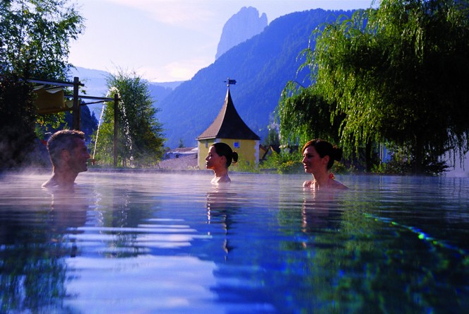 Hotel Adler Dolomiti (c) Pool: Traumkulisse