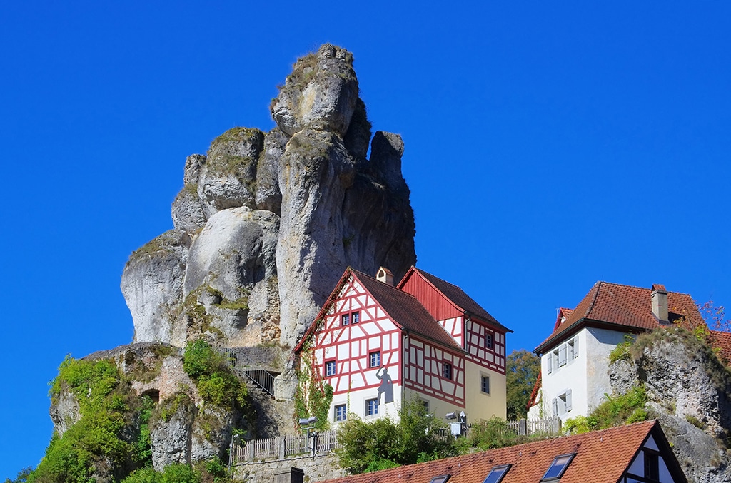Fränkische Schweiz: Blick auf ein typisches Felsendrof im "Wanderparadies"