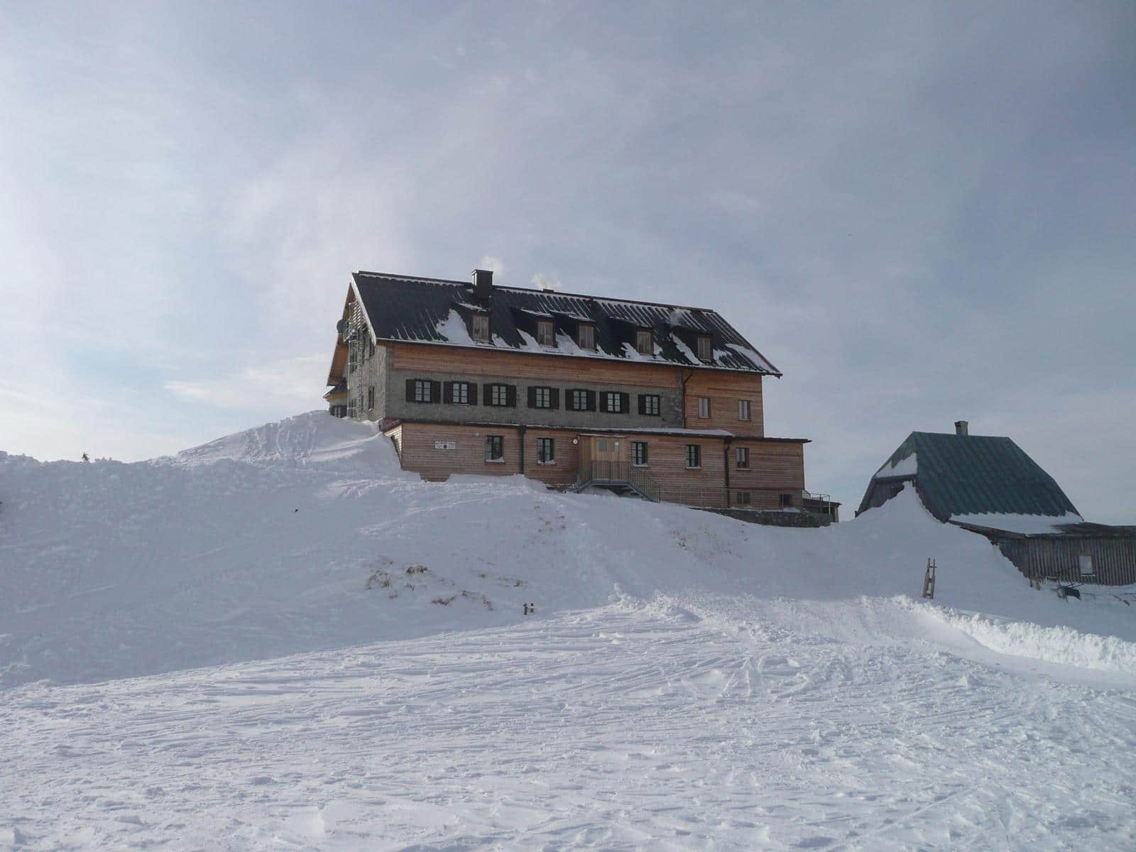 Rotwandhaus am Spitzingsee: Tief verschneit und Ziel von Winterwanderern und Skitourengehern