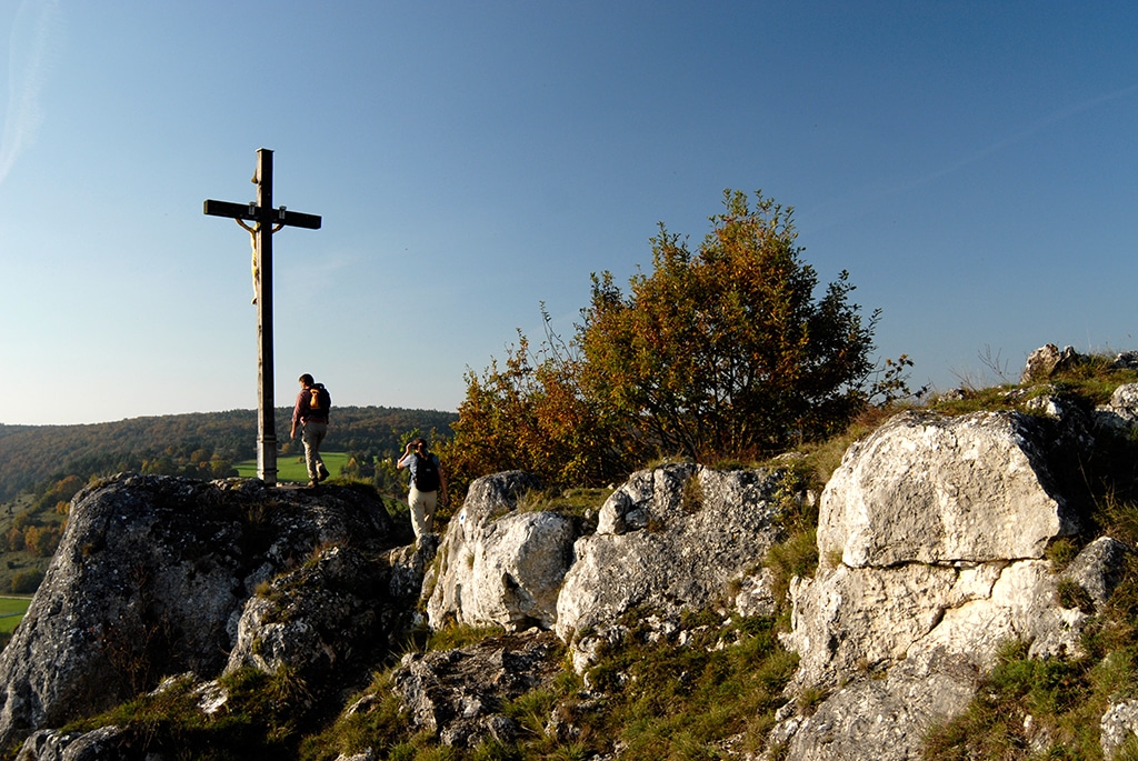 Wanderer am Jurasteig, Gipfelkreuz oberhalb Schönhofen, LK Rege