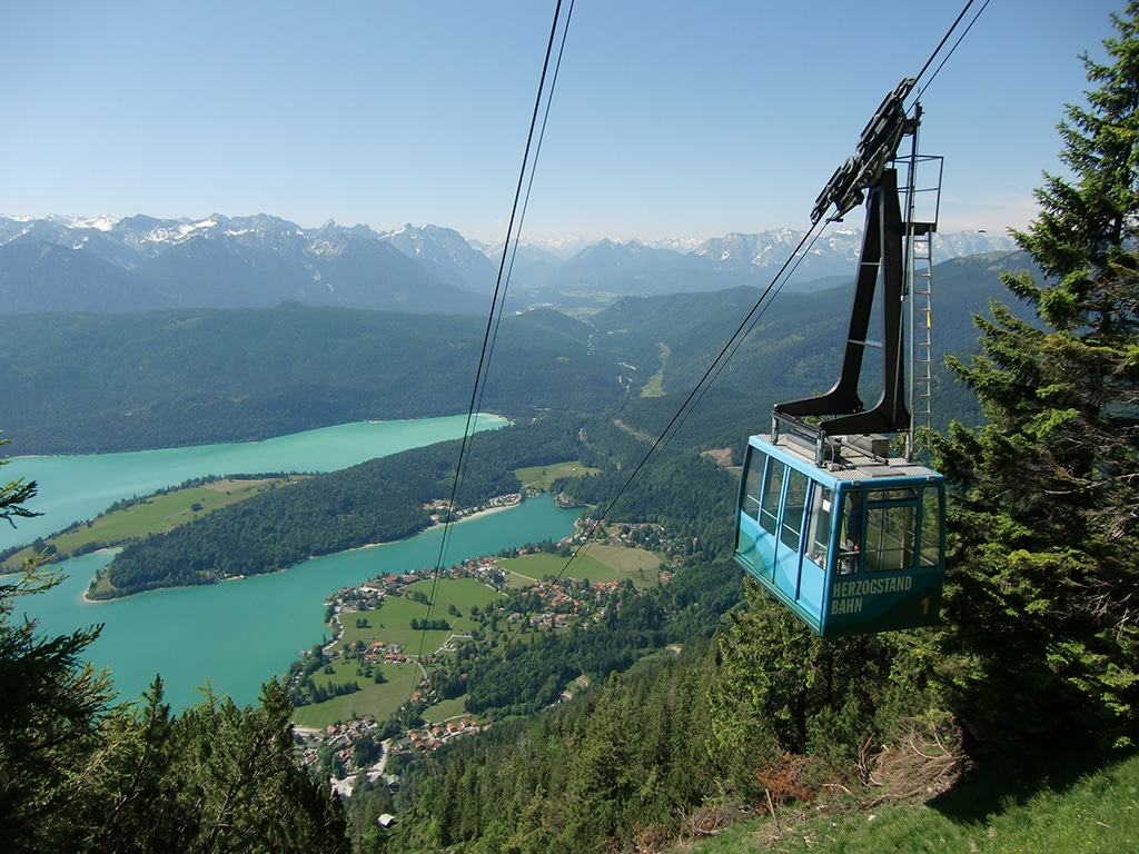 Herzogstandbahn mit Karwendel und Wettersteingebirge