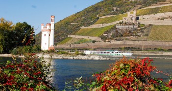 Die Euro Velo Route 15 – der Rhein Radweg Der Mäuseturm bei Ehrenfels - der Rhein Radweg